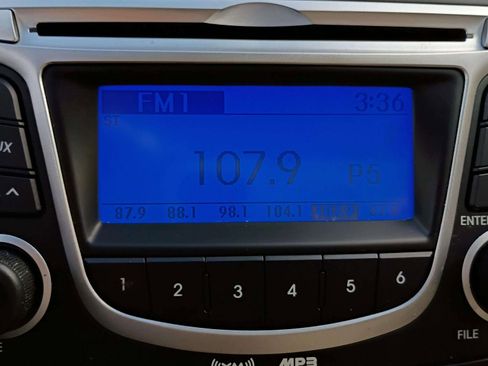 Used 2012 Hyundai Accent GLS image 18