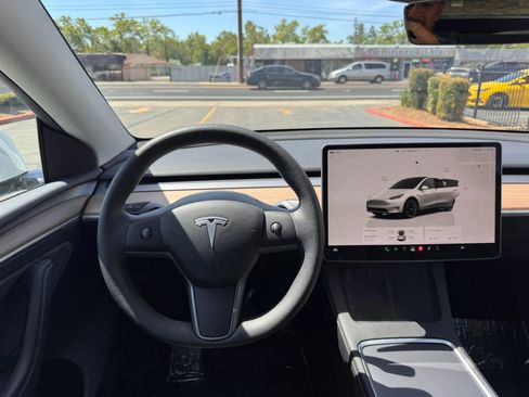 Used 2024 Tesla Model Y Long Range AWD/4WD image 22