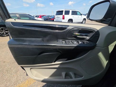 Used 2018 Dodge Grand Caravan SXT FWD image 12