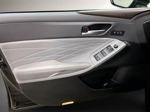 Used 2020 Toyota Avalon Limited image 20