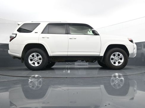 Used 2018 Toyota 4Runner SR5 AWD/4WD image 34