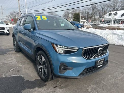 Certified 2025 Volvo XC40 B5 Plus AWD/4WD image 6