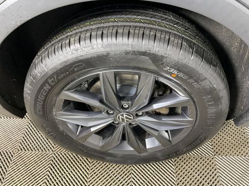 Used 2023 Volkswagen Tiguan SE w/ Panoramic Sunroof Package FWD image 10