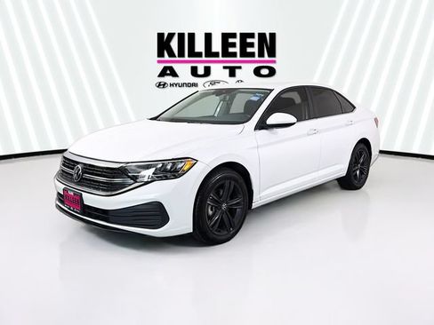Used 2024 Volkswagen Jetta SE FWD image 3