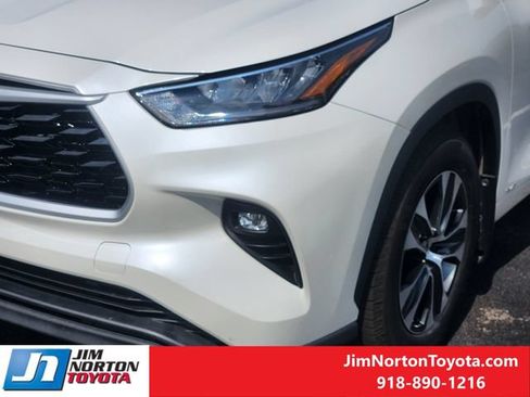 Used 2020 Toyota Highlander XLE AWD/4WD image 10