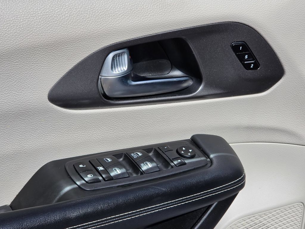 Used 2024 Chrysler Pacifica Touring-L FWD image 13