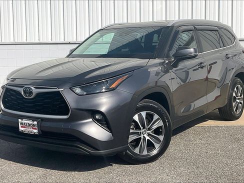 Used 2023 Toyota Highlander XLE image 2