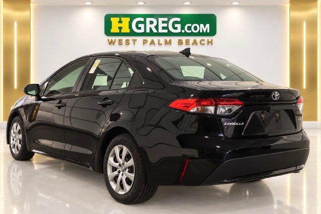 Used 2022 Toyota Corolla LE FWD image 2