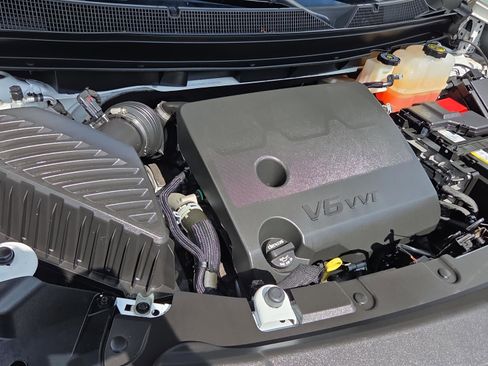 Used 2023 Chevrolet Traverse LT FWD image 17