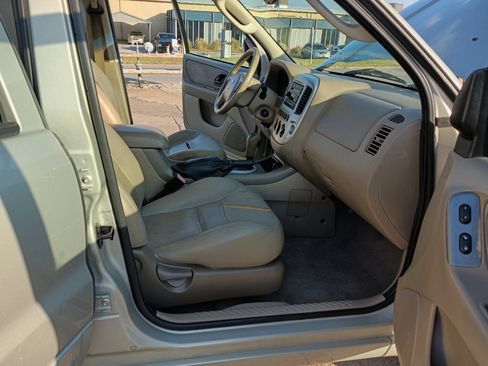 Used 2005 Ford Escape Limited image 18