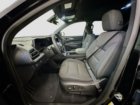 Used 2025 Chevrolet Traverse LT image 13