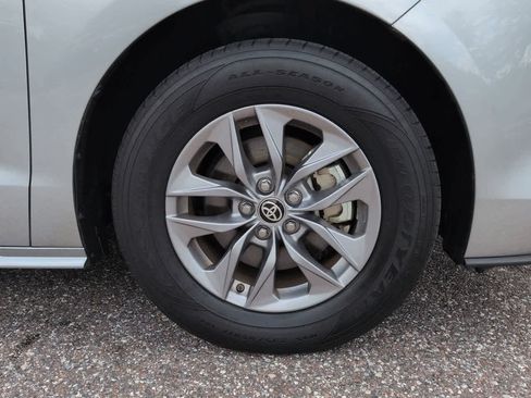 Used 2025 Toyota Sienna XLE FWD image 11