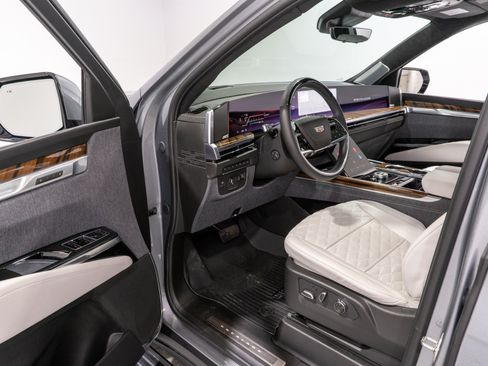 Used 2026 Cadillac Escalade ESV Platinum Sport w/ LPO, ONYX Package AWD/4WD image 13