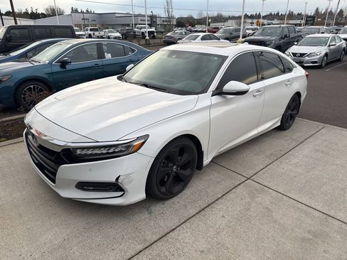 Used 2018 Honda Accord Touring image 2