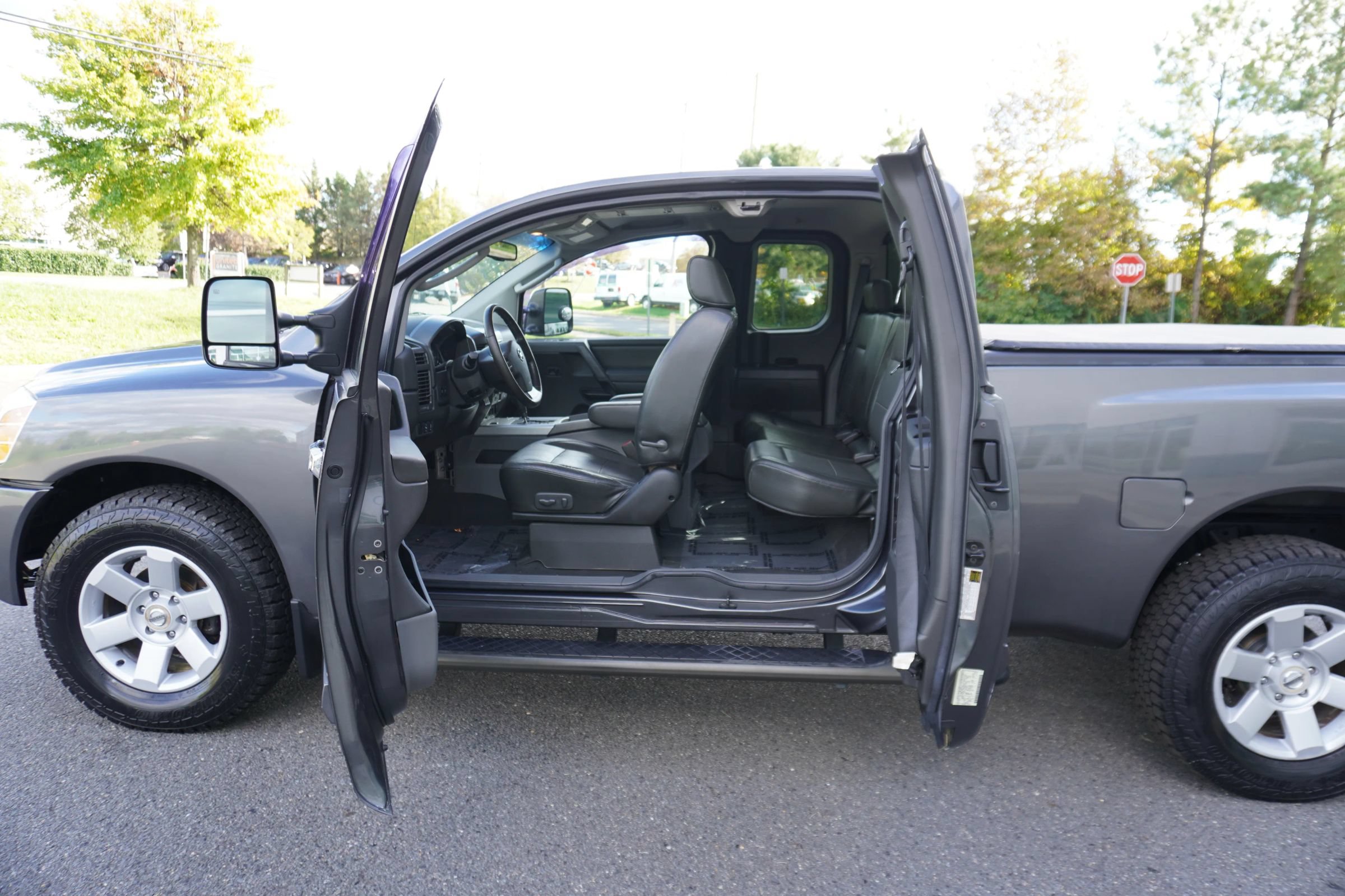 Used 2007 Nissan Titan LE w/ Tow Pkg AWD/4WD image 9