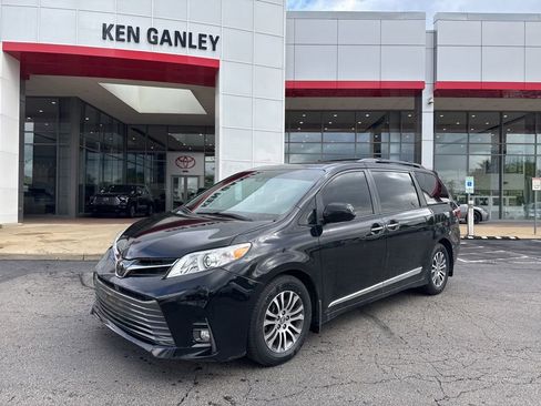 Used 2018 Toyota Sienna XLE w/ XLE Navigation Package FWD image 1