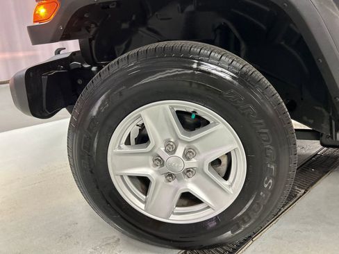 Used 2021 Jeep Gladiator Sport image 9