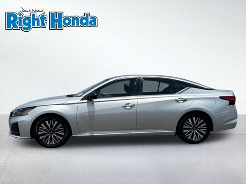 Used 2024 Nissan Altima 2.5 SV FWD image 3