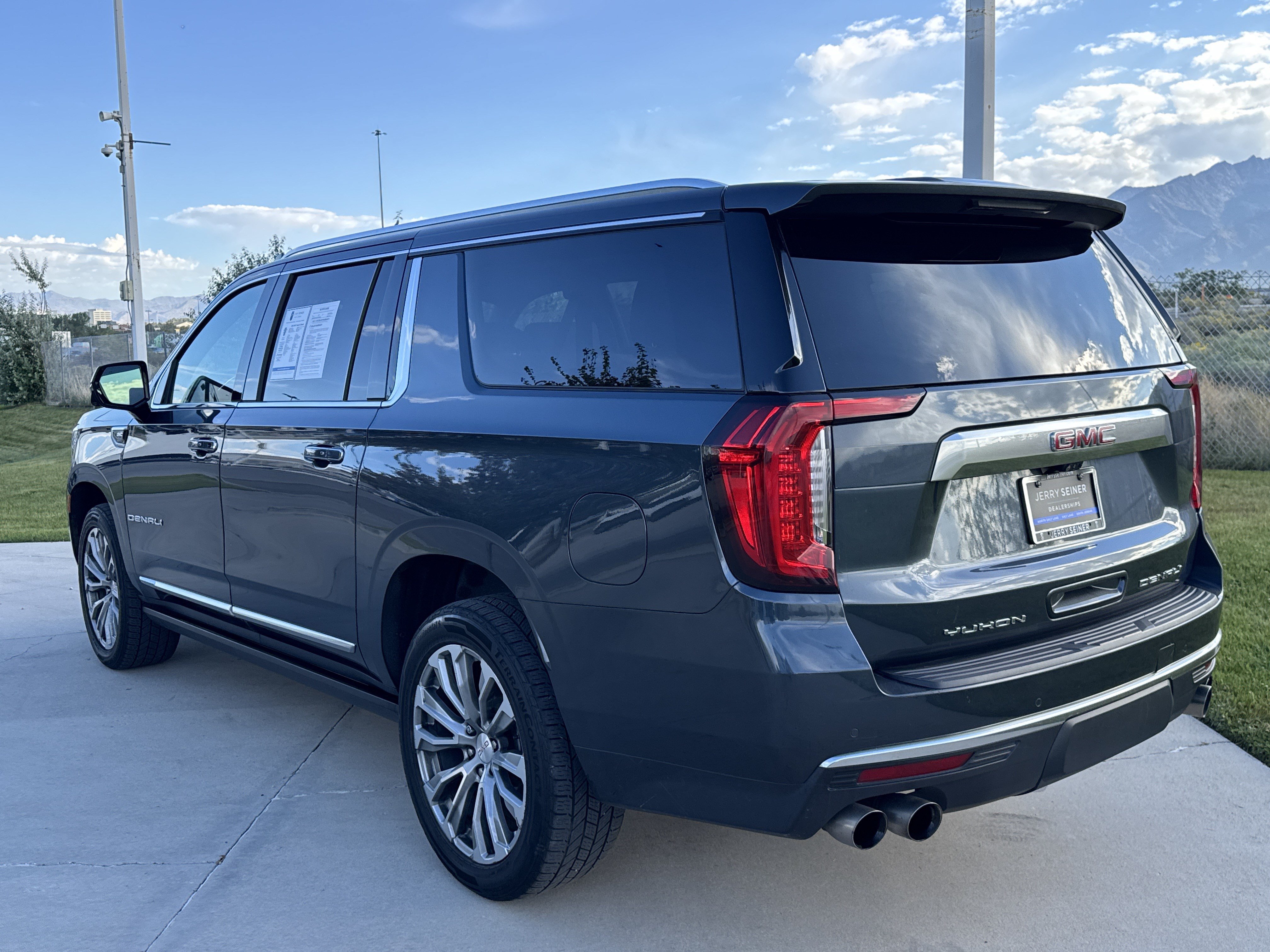 Used 2021 GMC Yukon XL Denali w/ Denali Premium Package AWD/4WD image 3