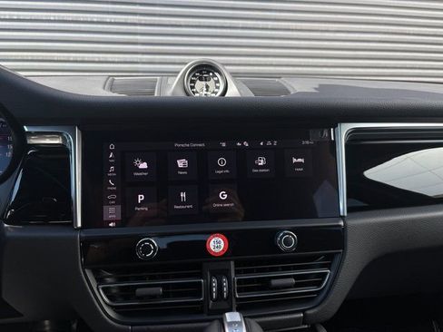 Certified 2026 Porsche Macan image 18