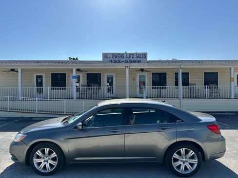 Used 2013 Chrysler 200 Touring FWD image 2