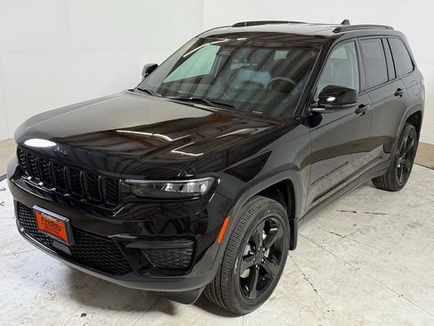 New 2025 Jeep Grand Cherokee Altitude image 3