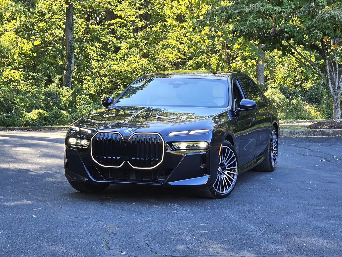 Used 2024 BMW 760i xDrive w/ Premium Package 2 AWD/4WD image 1