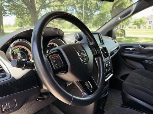 Used 2018 Dodge Grand Caravan SE FWD image 21