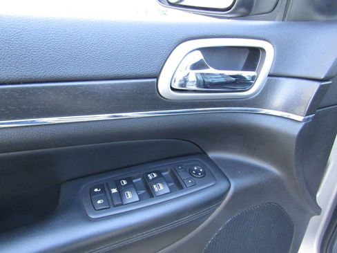 Used 2018 Jeep Grand Cherokee Limited image 23