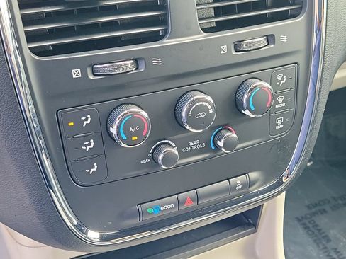 Used 2019 Dodge Grand Caravan SXT FWD image 23