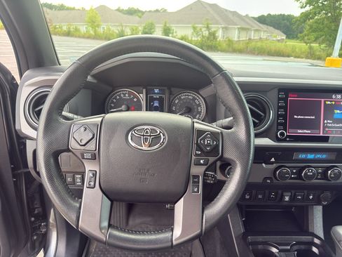 Used 2022 Toyota Tacoma TRD Sport w/ Technology Package RWD image 12