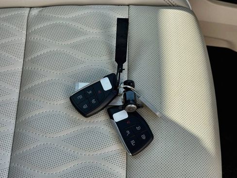 Used 2023 Buick Envision Avenir AWD/4WD image 37
