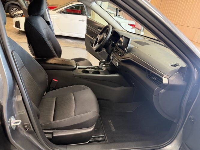 Used 2025 Nissan Altima 2.5 SV FWD image 32