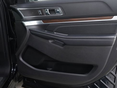 Used 2017 Ford Explorer Limited w/ Equipment Group 301A image 9