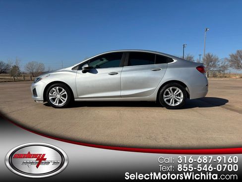 Used 2019 Chevrolet Cruze LT FWD image 1