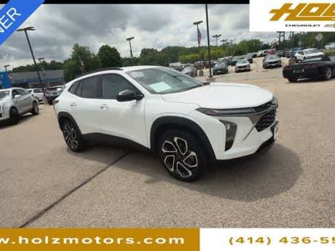 Certified 2025 Chevrolet Trax RS w/ Driver Confidence Package FWD image 2
