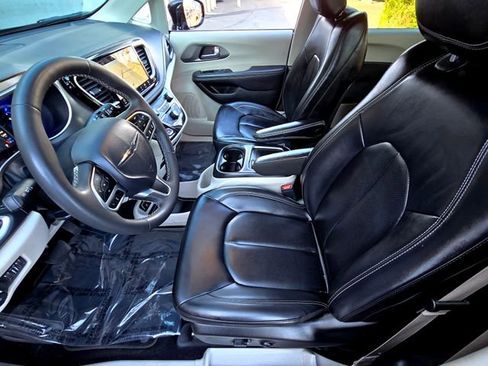 Certified 2024 Chrysler Pacifica Select image 22
