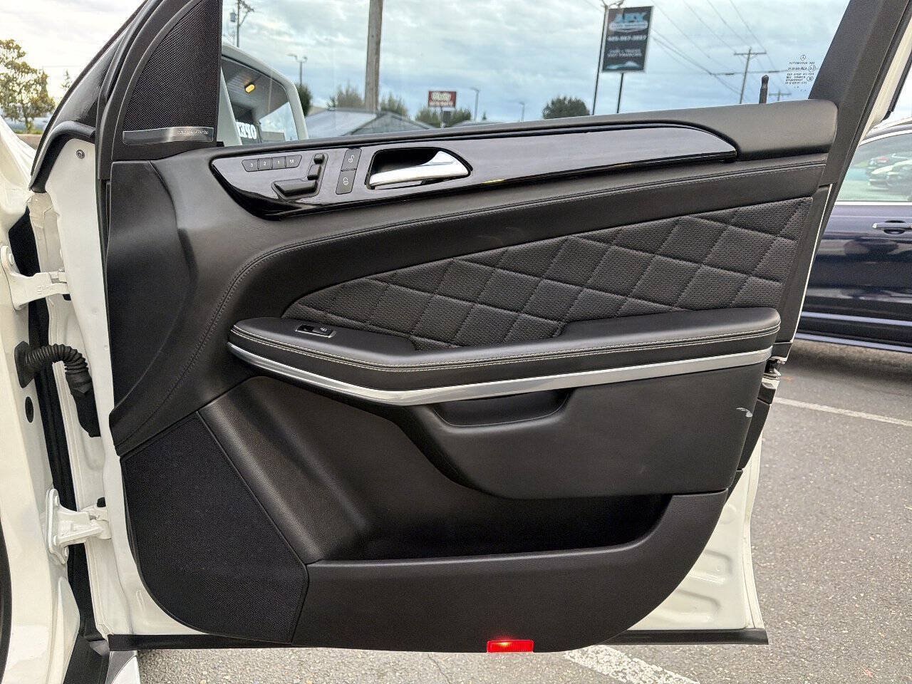 Used 2015 Mercedes-Benz GL 550 4MATIC w/ Driver Assistance Package image 26