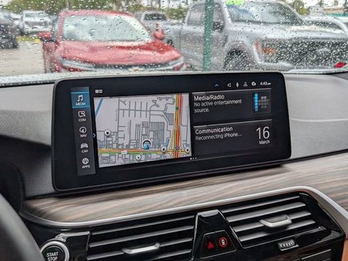 Used 2023 BMW 530e w/ Convenience Package image 21