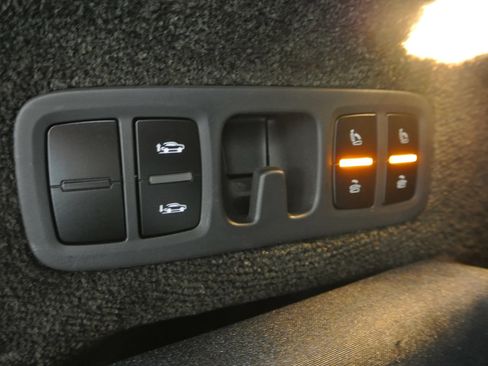 Used 2023 Bentley Bentayga AWD/4WD image 31