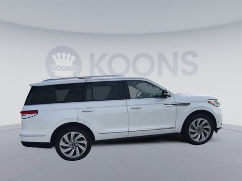 Used 2023 Lincoln Navigator Reserve AWD/4WD image 2
