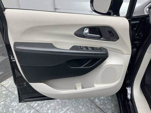 Used 2024 Chrysler Pacifica Touring-L image 7