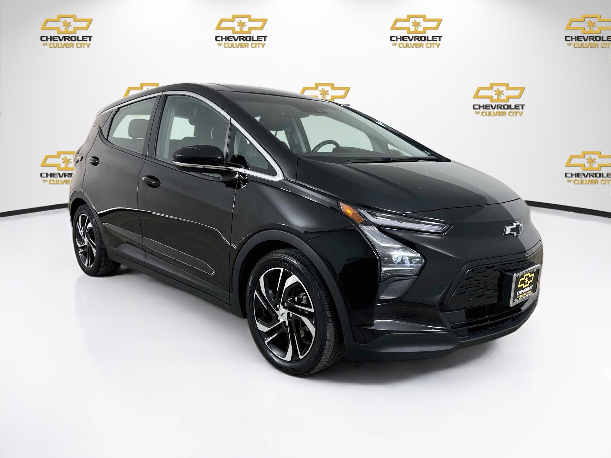 Used 2023 Chevrolet Bolt LT w/ Infotainment Package FWD image 1
