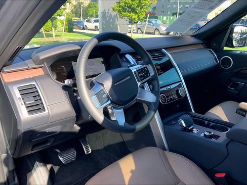 Certified 2025 Land Rover Discovery Dynamic SE AWD/4WD image 17