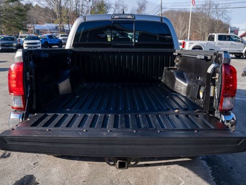 Used 2017 Toyota Tacoma TRD Sport image 6