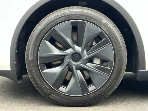 Used 2024 Tesla Model Y Long Range image 29