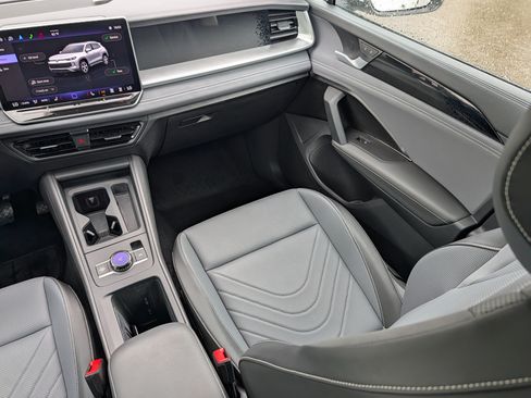 Certified 2025 Volkswagen Tiguan SE w/ Panoramic Sunroof Package AWD/4WD image 11