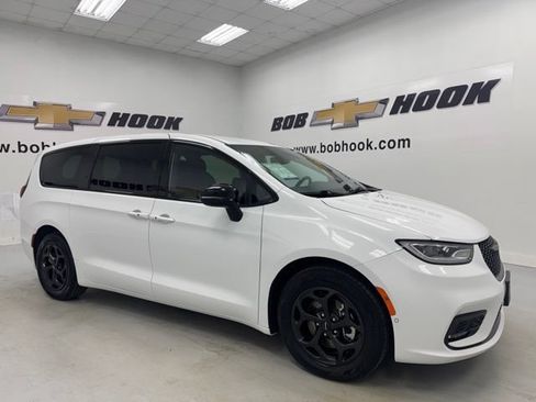 Used 2024 Chrysler Pacifica Limited FWD image 3