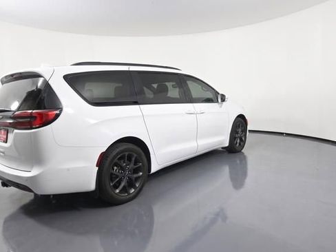 Used 2022 Chrysler Pacifica Limited w/ S Appearance Package AWD/4WD image 4