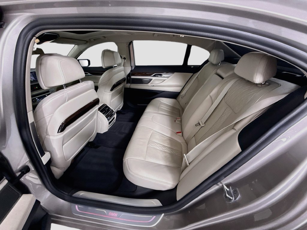 Used 2022 BMW 740i w/ Premium Package RWD image 21